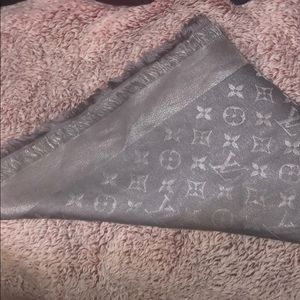 100% Authentic Louis Vuitton Monogram Shine Shawl